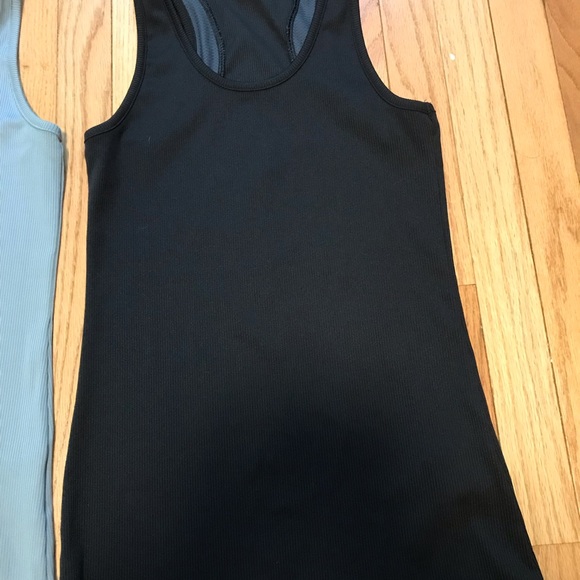Under Armour Tanks - Picture 5 of 6